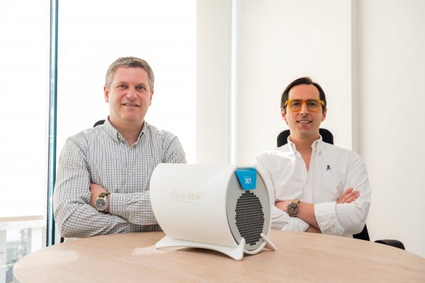 Rubén Klein y Patricio Abusleme, los fundadores de Bluetek con su última innovación, PlasmaJet, que desinfecta el aire de los aviones.