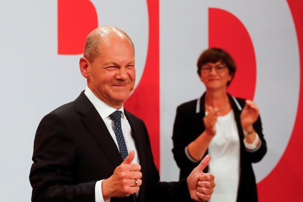 Reuters / Candidato a canciller de los socialdemócratas, Olaf Scholz, celebrando el triunfo.