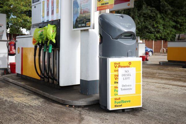 Reino Unido pone al Ejército en alerta ante el caos por la falta de gasolina