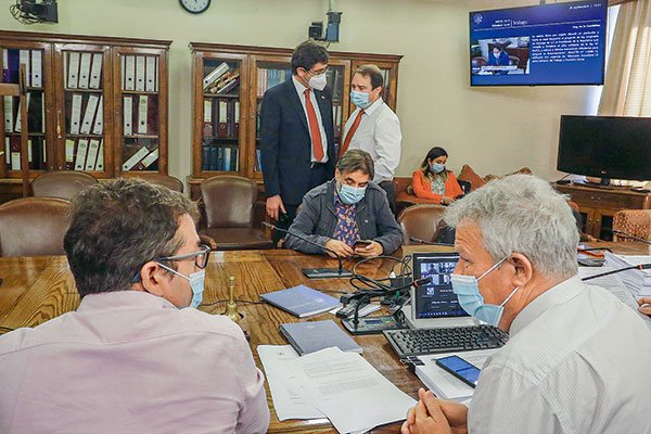 Gabriel Silber, junto a otros diputados de oposición, presentó siete enmiendas al texto del Ejecutivo. Foto: Agencia Uno