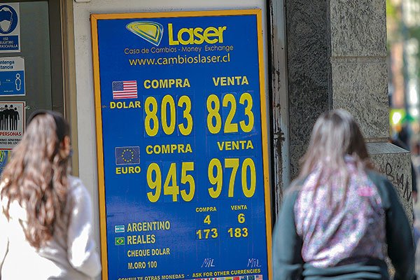 Avance de nuevo 10% golpea al mercado: dólar llega a $ 810 y bancos anticipan alzas en hipotecarios