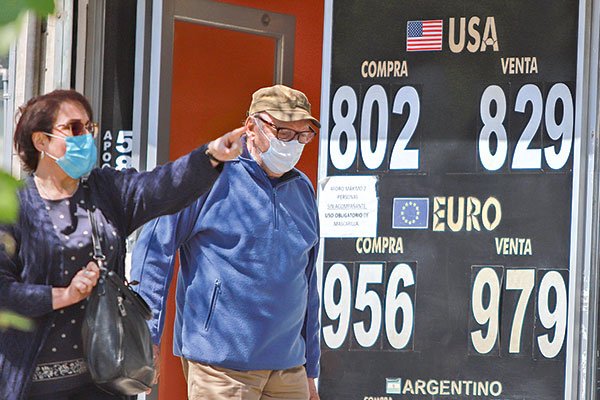 Bolsa chilena cierra su peor mes desde abril por el cuarto retiro y el dólar sigue al alza