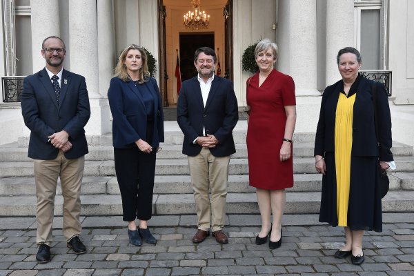 El Champion de COP25, Gonzalo Muñoz; la ministra británica de Comercio Internacional, Penny Mordaunt; el gobernador de la Región Metropolitana, Claudio Orrego; la embajadora Louise de Sousa; y la embajadora británica de COP26 para América Latina, Fiona Clouder.