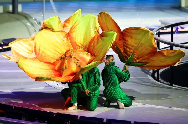 Artistas representan flores durante el acto de apertura. Foto Reuters.