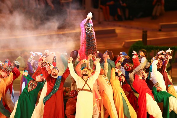 Los artistas actúan durante la ceremonia de apertura. Foto Reuters.