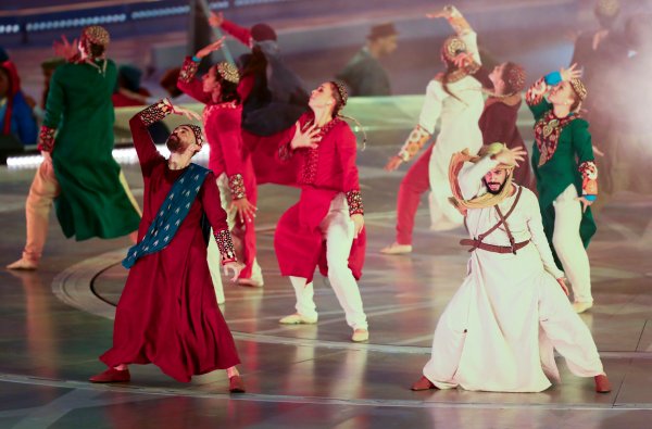 Bailarines durante la ceremonia de inauguración. Foto Reuters.