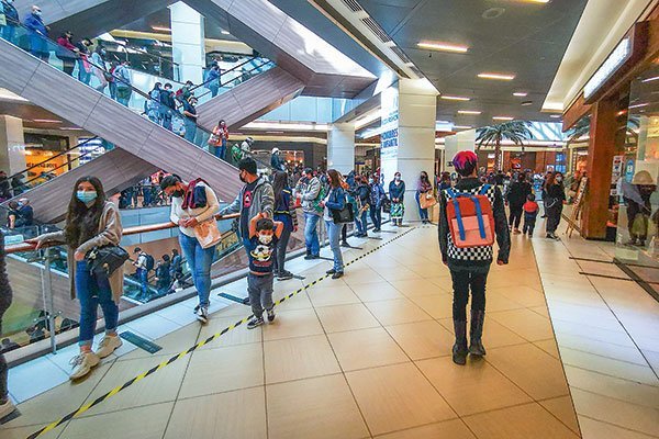 Economía chilena volvería a crecer a doble dígito en septiembre y mercado ya debate otro aumento histórico de la tasa de interés este mes