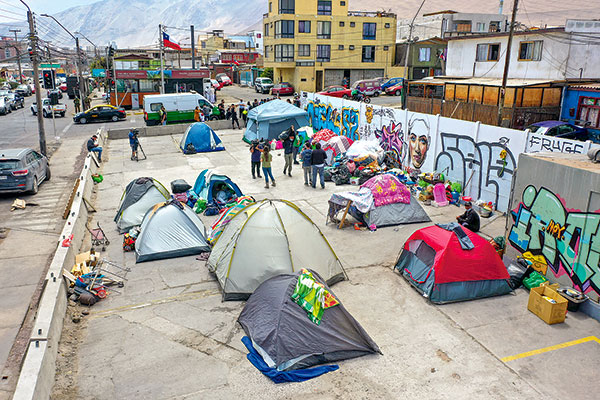 Mayoritario respaldo de expertos de panel UC a albergues y ayudas humanitarias para los migrantes