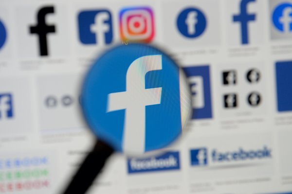 <p>Cambio de configuración de red habría causado la falla masiva mundial de Facebook</p>