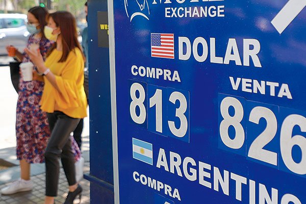 Dólar marca máximos desde junio de 2020 y petróleo se debilita por alza de la divisa