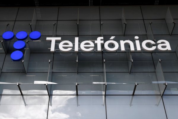 Telefónica evalúa vender participación en su red española de fibra