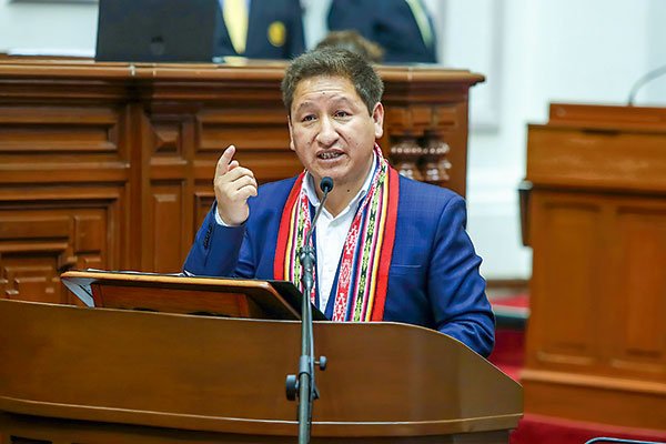 Guido Bellido salió del gabinete por defender al ministro de Trabajo, quien tenía nexos con Sendero Luminoso.