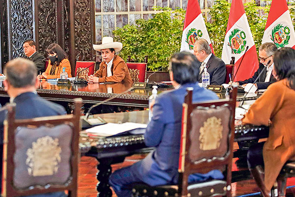 Pasadas las 7:00 de la mañana comenzaron a llegar los ministros a reunirse con el presidente, encuentro que fue calificado como “fructífero” por este último. Foto: Presidencia de Perú