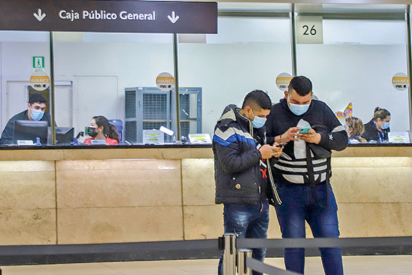 Pandemia lleva a la banca a cerrar un porcentaje importante de sus oficinas y reducir su fuerza laboral en casi 6% en dos años