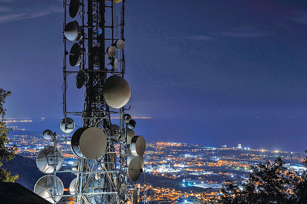 La guerra del internet satelital toma forma en Chile: Amazon y Hughesnet ya dan sus primeros pasos