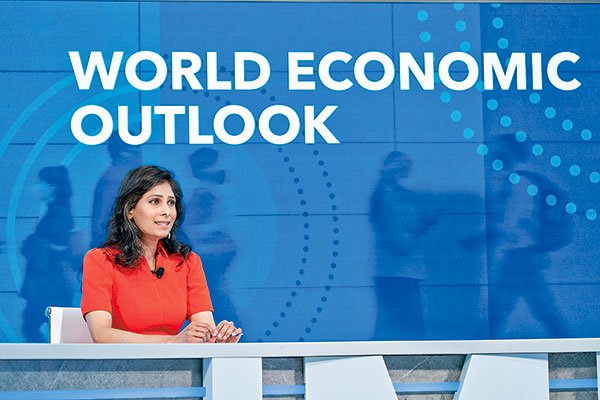 La economista jefa del FMI, Gita Gopinath, planteó que la recuperación mundial sigue, pero que el impulso se ha debilitado, obstaculizado aún por la pandemia. Foto: FMI