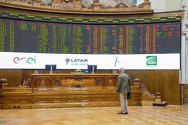 Bolsa chilena cae a su nivel más bajo desde noviembre, mientras que Wall Street se ajusta a los datos inflacionarios