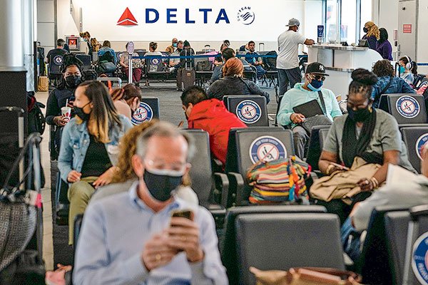 Delta reporta primera ganancia trimestral desde inicio de la pandemia, pero advierte pérdidas a fin de año por alza de combustibles