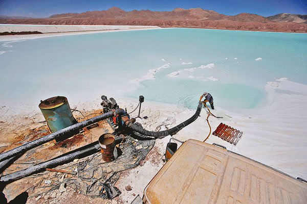 Gobierno no quiere perder terreno y lanza licitación para subir producción de litio
