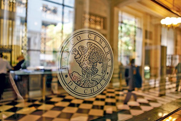 Wall Street reaccionan al histórico movimiento del Banco Central y ya anticipan alzas de más de 100 puntos en el corto plazo