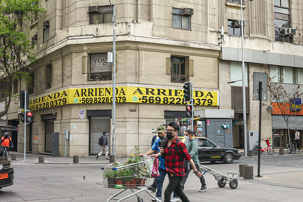 <p>Han cerrado más de 600 comercios: Santiago Centro a dos años del estallido social</p>
