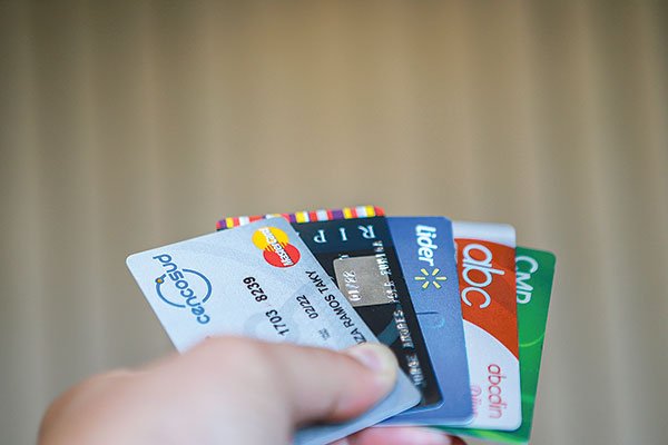 Retiros del 10% disminuyen a la mitad la deuda en las tarjetas de crédito del retail financiero