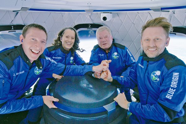 Jeff Bezos cumple el sueño del Capitán Kirk: "Aquí estoy, tan cerca de la Luna como es posible”