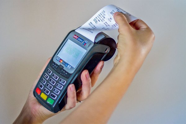 La dura batalla que enfrenta Transbank con la arremetida de más competencia