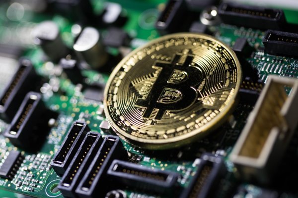 Bitcoin camino a nuevo récord a la espera de debut de primer ETF y pese a orden de cierre de dos firmas de criptopréstamos