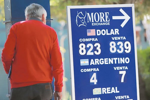 Dólar cae de los $ 820 e ignora el bajo rendimiento del cobre