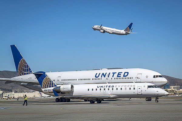 United Airlines advierte tarifas más altas por alza de precios del combustible para aviones