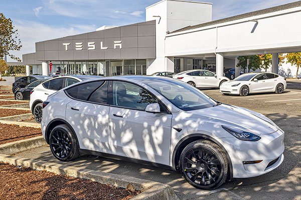 Tesla gana la batalla a la escasez de chips y vuelve a registrar un trimestre récord