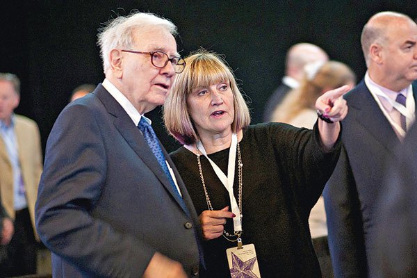 ¿Quién es Susan Buffett, la hija del "Oráculo de Omaha" y nueva directora de Berkshire Hathaway?