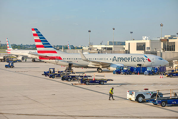 American Airlines pierde menos de lo esperado, pese a alza de costos