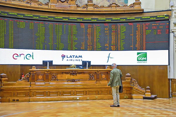 ¿Ofertones en el IPSA? Más de la mitad de las acciones cotizan bajo su valor libro