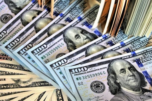 Dólar comienza la semana a la baja de la mano del cobre y se aleja de los $ 810