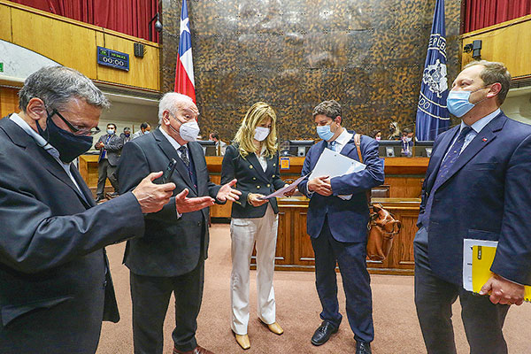 El ministro de Hacienda, Rodrigo Cerda, se defendió ante las críticas de la oposición, señalando que el monto de recursos para el próximo año es coherente con el escenario previo a la pandemia. Foto: Agencia Uno