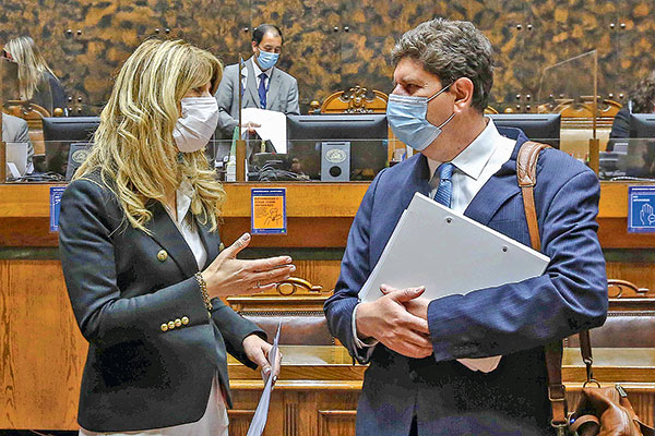 La presidenta del Senado, Ximena Rincón, dialoga con el ministro de Hacienda, Rodrigo Cerda. Foto: Senado