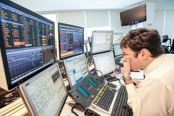 Fondos accionarios chilenos resienten las tensiones políticas y caen cerca de 10% durante 2021
