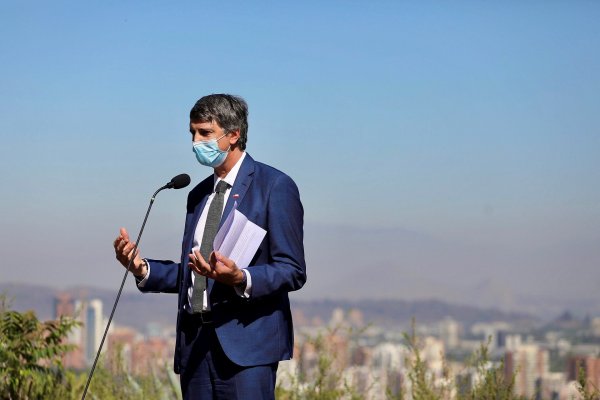 Ministro de Ciencia, Andrés Couve, en la presentación de la Política de Inteligencia Artificial en el Cerro Calán.