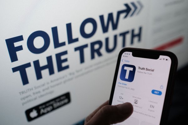 La red social de Trump se estrena con hackeo de Anonymous y alza de acciones
