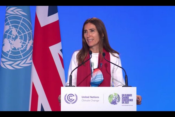 La ministra Schmidt en la entrega de presidencia en Glasgow.