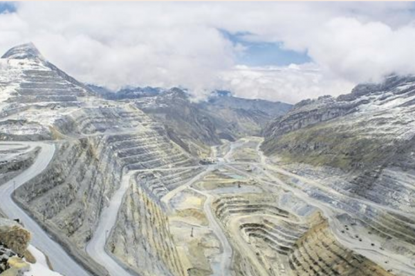 <p>Mina de cobre más grande de Perú se mantiene bloqueada a la espera de conversaciones de manifestantes con el Gobierno</p>