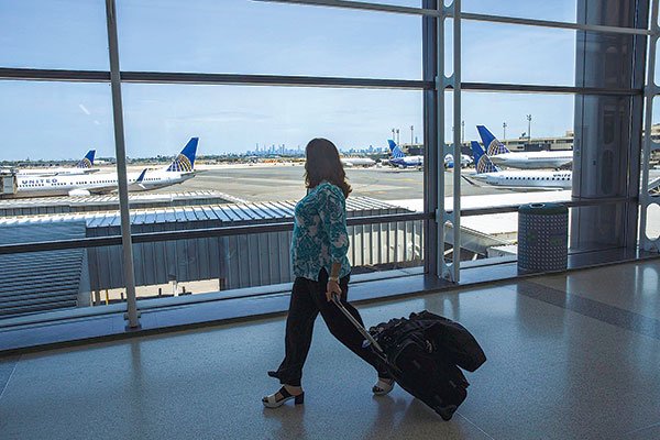 Aeropuertos en EEUU se han visto copados, en medio de cancelaciones y retrasos. Foto: Bloomberg