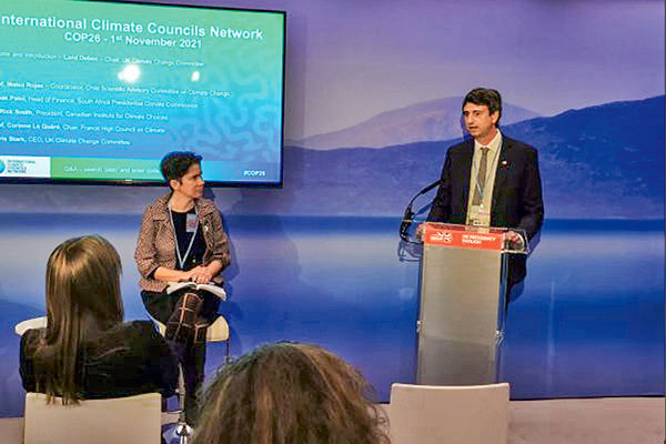 Maisa Rojas, líder del Comité Científico chileno y el ministro de Ciencia, Andrés Couve, durante su exposición en la COP26.
