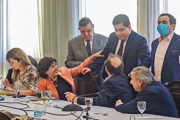 La hora de almuerzo fue el momento para analizar la misiva del senador Montes. Fotos: Agencia Uno