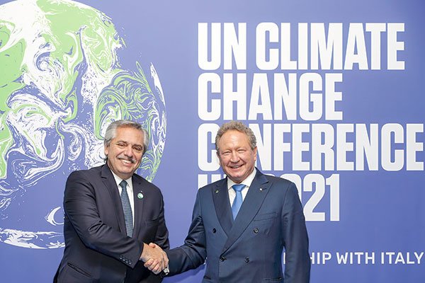 El presidente argentino, Alberto Fernández, junto a Andrew Forrest (fundador de Fortescue Metals Group) en el marco de la COP26.