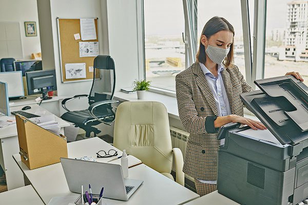 <p>Los ejecutivos de recursos humanos caminan con cuidado en el mundo laboral híbrido</p>