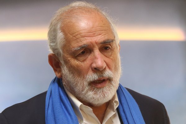 Senador Carlos Montes asegura que "el cuarto retiro es el peor de todos… apoyarlo me resulta imposible”, pero negocia fórmula para aprobarlo