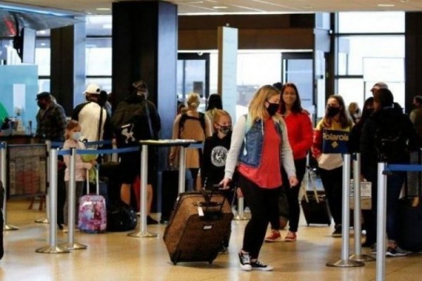 La avalancha de cancelaciones de vuelos en EEUU genera temores de un colapso navideño